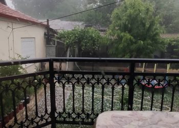 ΤΩΡΑ: Έντονη χαλαζόπτωση στην Ασβεστόπετρα