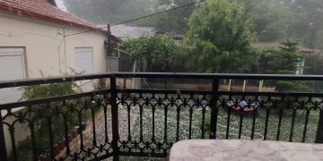 ΤΩΡΑ: Έντονη χαλαζόπτωση στην Ασβεστόπετρα