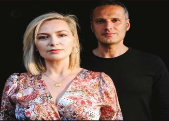 Η Ρίτα Αντωνοπούλου στην αυλή του Φιλοπρόοδου Συλλόγου Κοζάνης, με τον Μανόλη Ανδρουλιδάκη στην κιθάρα