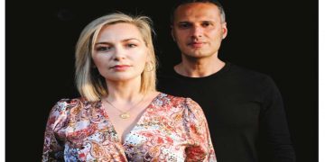 Η Ρίτα Αντωνοπούλου στην αυλή του Φιλοπρόοδου Συλλόγου Κοζάνης, με τον Μανόλη Ανδρουλιδάκη στην κιθάρα