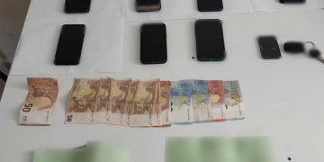 Συνελήφθησαν κατόπιν οργανωμένης αστυνομικής επιχείρησης της Διεύθυνσης Αστυνομίας Καστοριάς -2- διακινητές σε περιοχή της Κοζάνης, οι οποίοι μετέφεραν παράνομα 12- αλλοδαπούς