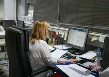 Ο «δεκάλογος» του ΥΠΕΣ, dress code και ευγένεια στο Δημοσιο, στην… πυρά όσοι παίρνουν «δωράκια»