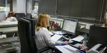 Ο «δεκάλογος» του ΥΠΕΣ, dress code και ευγένεια στο Δημοσιο, στην… πυρά όσοι παίρνουν «δωράκια»