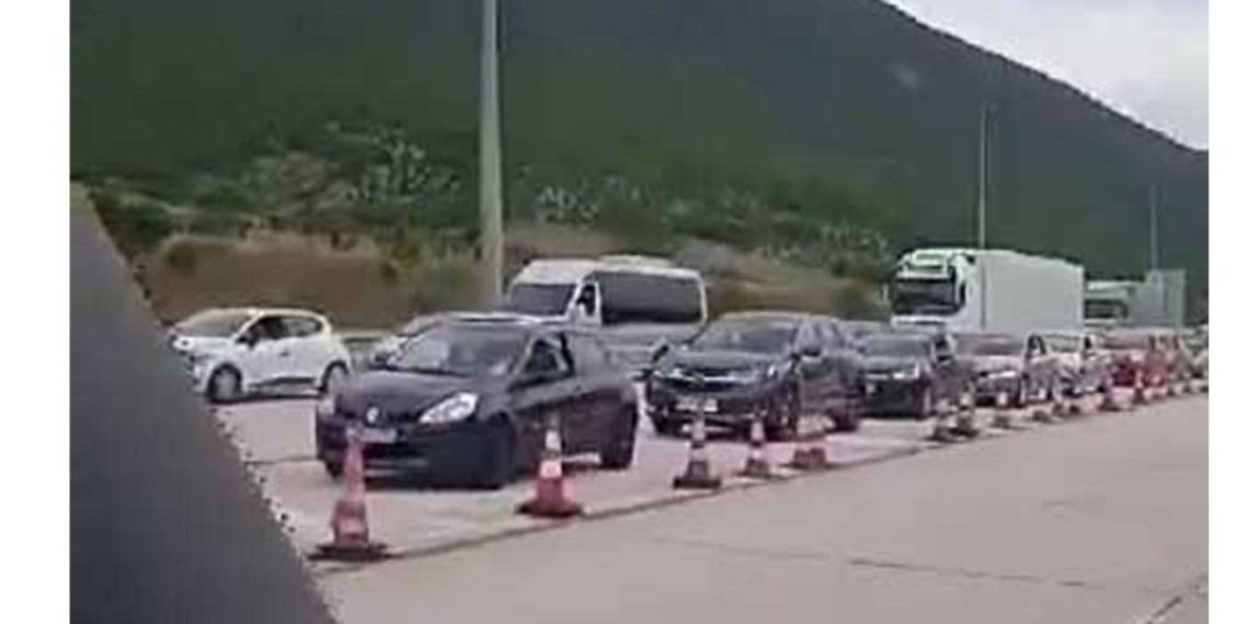 Μεγάλο μποτιλιάρισμα και σήμερα Παρασκευή στα διόδια της Σιάτιστας (βίντεο)