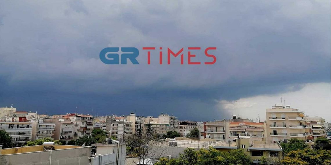 Σκοτείνιασε στη Θεσσαλονίκη: Απόκοσμο θέαμα, άνοιξαν οι ουρανοί – «Πάρτι» από κεραυνούς (ΦΩΤΟ-VIDEO)