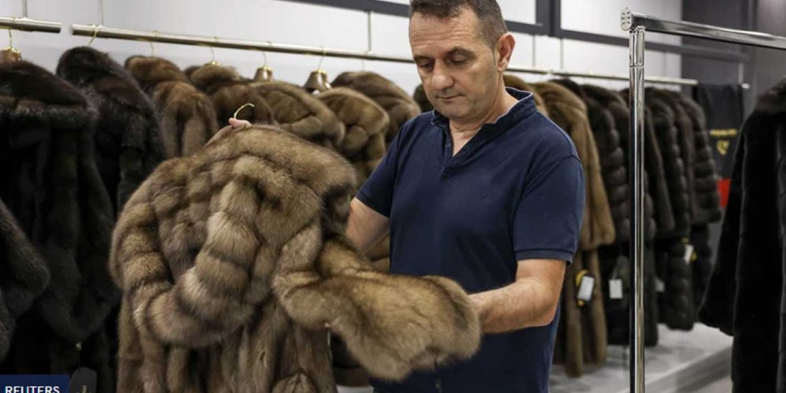 Το Reuters στην Καστοριά: “Η ελληνική βιομηχανία γούνας στο χείλος του γκρεμού λόγω κυρώσεων στη Ρωσία”