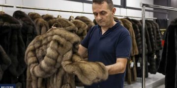 Το Reuters στην Καστοριά: “Η ελληνική βιομηχανία γούνας στο χείλος του γκρεμού λόγω κυρώσεων στη Ρωσία”