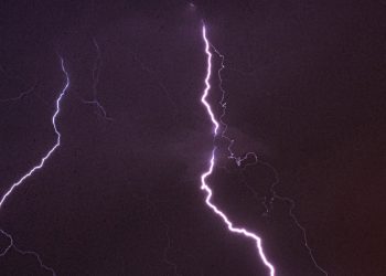 Η φανταστική φωτογραφία του Κώστα Καραδήμου, με την Κοζάνη να χτυπιέται από τους κεραυνούς