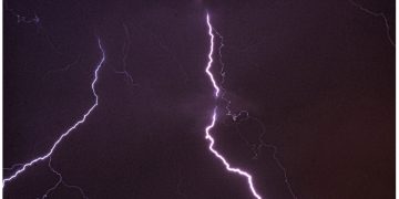 Η φανταστική φωτογραφία του Κώστα Καραδήμου, με την Κοζάνη να χτυπιέται από τους κεραυνούς