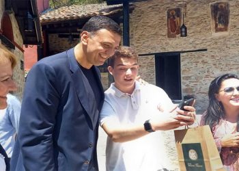 Η ανάρτηση Κικίλια για την Καστοριά και οι selfies: “Σύντομα θα είναι μια από τις πιο επισκέψιμες πόλεις”