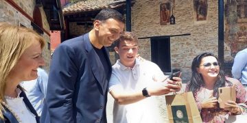 Η ανάρτηση Κικίλια για την Καστοριά και οι selfies: “Σύντομα θα είναι μια από τις πιο επισκέψιμες πόλεις”