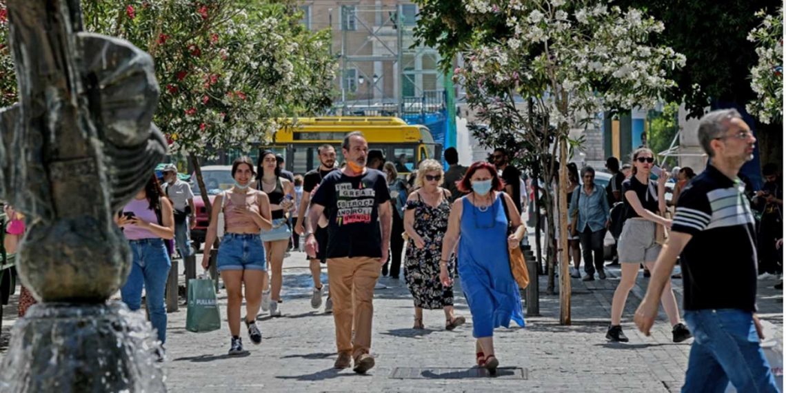 Κορωνοϊός: Τα χιλιάδες κρούσματα ημερησίως φέρνουν τη μάσκα ξανά στο προσκήνιο – Τι λένε οι ειδικοί