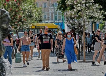 Κορωνοϊός: Τα χιλιάδες κρούσματα ημερησίως φέρνουν τη μάσκα ξανά στο προσκήνιο – Τι λένε οι ειδικοί