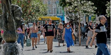 Κορωνοϊός: Τα χιλιάδες κρούσματα ημερησίως φέρνουν τη μάσκα ξανά στο προσκήνιο – Τι λένε οι ειδικοί