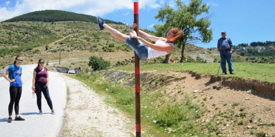 Τουρίστρια στο Λιβάδι Ελασσόνας είδε κολόνα στον δρόμο και άρχισε το… pole dancing– Έτριβαν τα μάτια τους οι βοσκοί (φωτο)