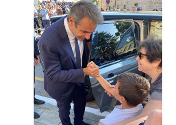 Σιάτιστα: Το παιδάκι που πλησίασε τον Πρωθυπουργό και η συνομιλία που είχε μαζί του ο Κ. Μητσοτάκης-VIDEO