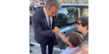 Σιάτιστα: Το παιδάκι που πλησίασε τον Πρωθυπουργό και η συνομιλία που είχε μαζί του ο Κ. Μητσοτάκης-VIDEO