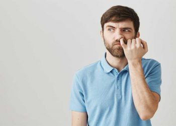 «Σκαλίζετε» τη μύτη σας; 3 σοβαροί λόγοι να σταματήσετε αμέσως!