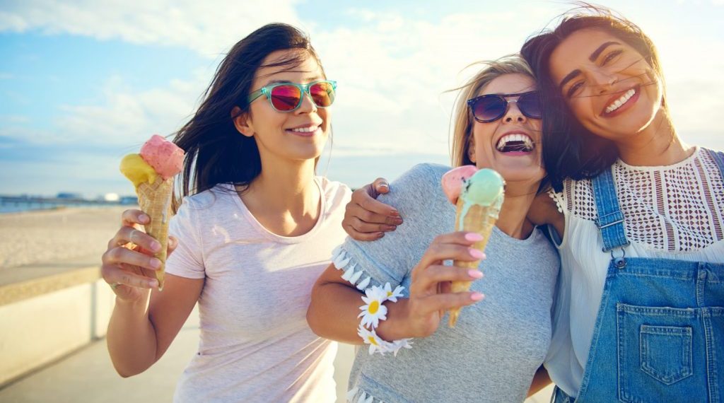 Καύσωνας: Μην τρώτε παγωτά για να δροσιστείτε – Έχει αντίθετα αποτελέσματα