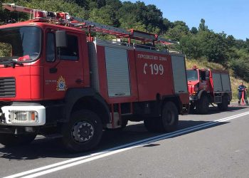 Υπό έλεγχο τέθηκε φωτιά που ξέσπασε σε βουνοπλαγιά ανάμεσα σε Σκλήθρο και Αγραπιδιές