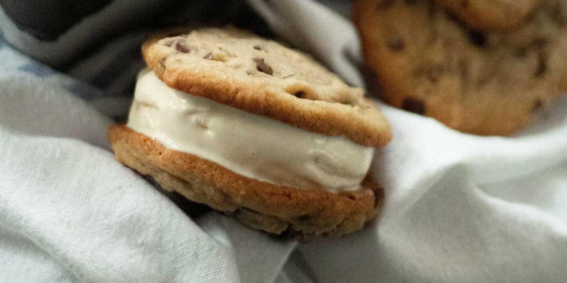 Τέλεια συνταγή για σπιτικό παγωτό σάντουιτς με 3 υλικά, σε πέντε λεπτά