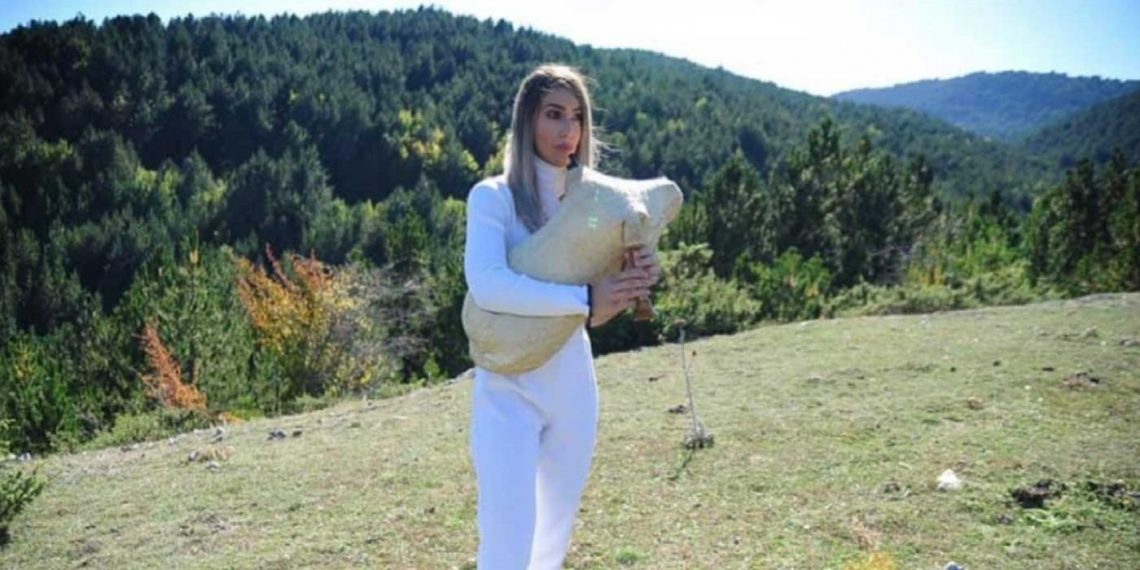 Κατερίνη: Νεαρή μουσικός από την Κοζάνη καταγγέλλει ότι δεν την άφησαν να ανέβει στη σκηνή επειδή φορούσε σορτσάκι