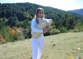 Κατερίνη: Νεαρή μουσικός από την Κοζάνη καταγγέλλει ότι δεν την άφησαν να ανέβει στη σκηνή επειδή φορούσε σορτσάκι
