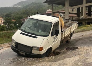 Βούλιαξε φορτηγό στα Σέρβια- Μεγάλα προβλήματα από την καταιγίδας της Παρασκευής (φωτό)