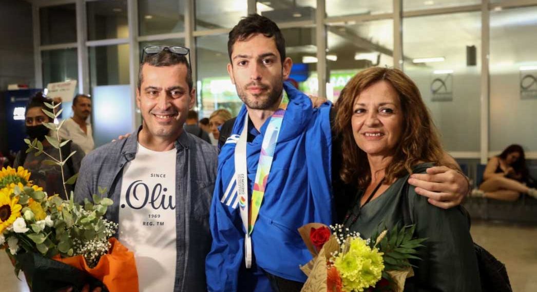 Τεντόγλου: Επέστρεψε στην Ελλάδα μετά τον θρίαμβο στο Παγκόσμιο