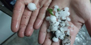 Νέα εικόνα από τη χαλαζόπτωση που έπεσε πριν από λίγο στην Κοζάνη