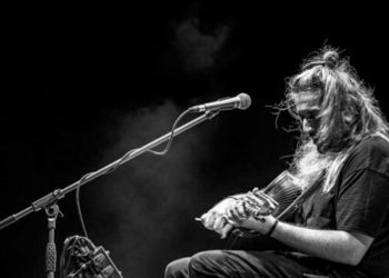 Ο Γιάννης Χαρούλης τη Δευτέρα 25 Ιουλίου στο Λιμναίο Οικισμό