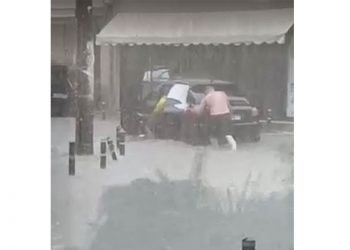 Πτολεμαΐδα: Πολίτες προσπαθούν εν μέσω καταιγίδας να μετακινήσουν αυτοκίνητο (βίντεο)