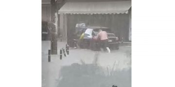 Πτολεμαΐδα: Πολίτες προσπαθούν εν μέσω καταιγίδας να μετακινήσουν αυτοκίνητο (βίντεο)