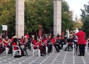 Γέμισε μελωδίες η πλατεία της Πτολεμαΐδας από την συναυλία της φιλαρμονικής του Δήμου Εορδαίας
