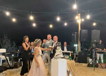 Στο όμορφο παρεκκλήσι του Προφήτη Ηλία στο Καρυοχώρι ένωσαν τις ζωές τους ο Σπύρος και η Σόνια