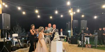 Στο όμορφο παρεκκλήσι του Προφήτη Ηλία στο Καρυοχώρι ένωσαν τις ζωές τους ο Σπύρος και η Σόνια