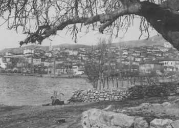 ΘΥΜΗΣΗΣ: “Ασπρόμαυρη φωτογραφία της Καστοριάς από το μακρινό 1917”