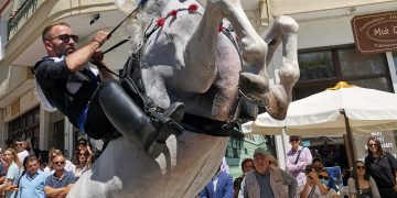 Δεκαπενταύγουστος: Ξεχώρισε το έθιμο των καβαλάρηδων στη Σιάτιστα