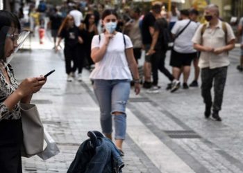 Ανοίγει η συζήτηση για την υποχρεωτικότητα της μάσκας από χειμώνα