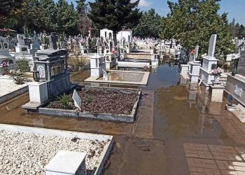 Πρωτοφανείς σημερινές εικόνες και στα πλημμυρισμένα ΚΟΙΜΗΤΗΡΙΑ Αγίας Τριάδος και Αγίου Στεφάνου Πτολεμαΐδας (φωτό- βίντεο ρεπορτάζ της Κούλας Πουλασιχίδου)