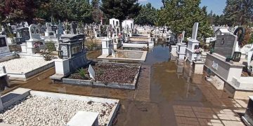 Πρωτοφανείς σημερινές εικόνες και στα πλημμυρισμένα ΚΟΙΜΗΤΗΡΙΑ Αγίας Τριάδος και Αγίου Στεφάνου Πτολεμαΐδας (φωτό- βίντεο ρεπορτάζ της Κούλας Πουλασιχίδου)