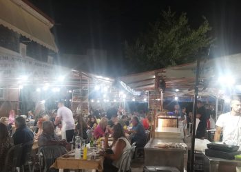 Αρκετός κόσμος το βράδυ του Σαββάτου στο πανηγύρι του Άι Γιάννη