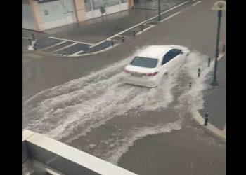 Σε ποτάμι μετατράπηκαν οι δρόμοι στην Πτολεμαΐδα (βίντεο)