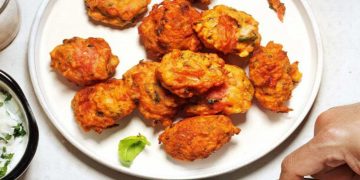 Ντοματοκεφτέδες με σάλτσα γιαουρτιού