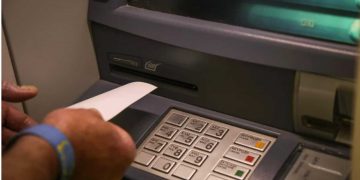 Επίσημο: Με προπληρωμένη κάρτα τα επιδόματα ΟΑΕΔ – ΟΠΕΚΑ, ποια εξαιρούνται