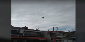 Διαφημιστικό αερόστατο στον ουρανό του Περδίκκα το πρωινό της Δευτέρας (Εικόνες + Βίντεο)