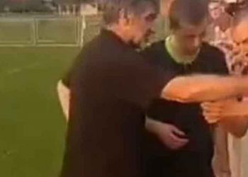 Όχι το VAR που θα περίμενε κάποιος: διαιτητής βλέπει επίμαχη φάση στο κινητό οπαδού! (vid)