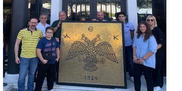 Ο ψηφιδωτός δικέφαλος αετός, που φιλοτεχνήθηκε στην Πτολεμαΐδα και θα κοσμήσει το νέο γήπεδο της ΑΕΚ