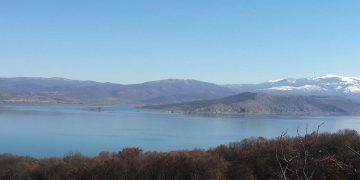 Δήμος Αμυνταίου: “Ύποπτος χώρος” για ύπαρξη παλαιών πυρομαχικών στην παραλία της λίμνης Πετρών