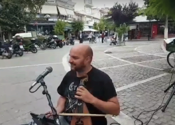 Ευχάριστη έκπληξη σήμερα το πρωί στην πλατεία της Πτολεμαΐδας: Κρητικά ηχοχρώματα από μουσικό του δρόμου αυτή την στιγμή στην πόλη
